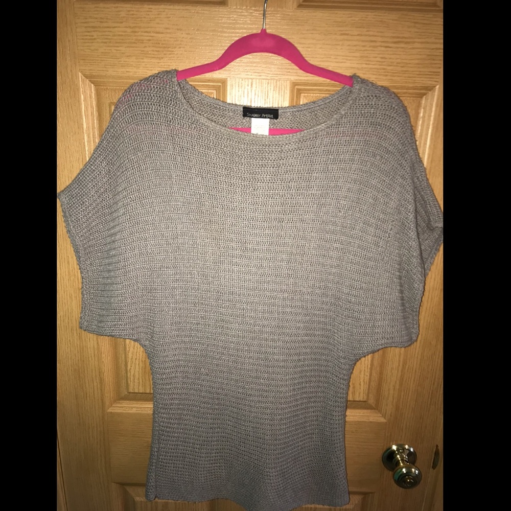Juniors short sleeve sweater😍 make an offer.